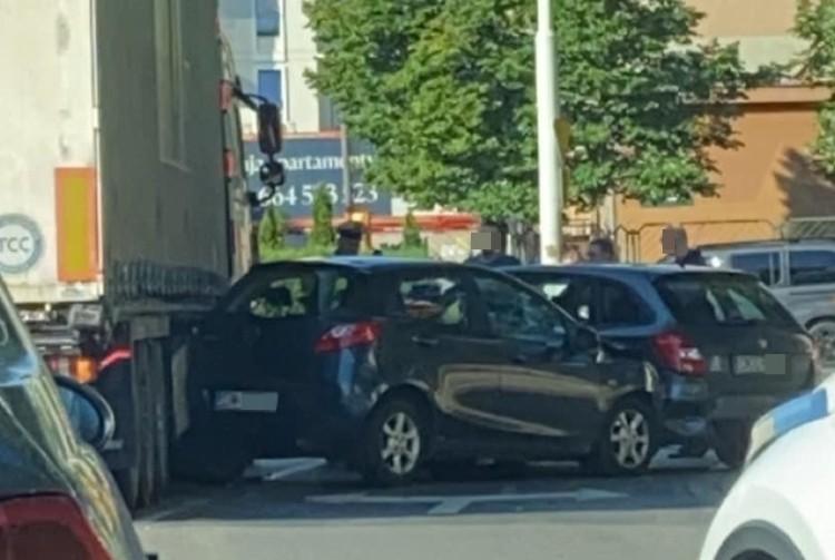 Wrocław: Armagedon komunikacyjny w centrum po wypadku osobówki i auta ciężarowego