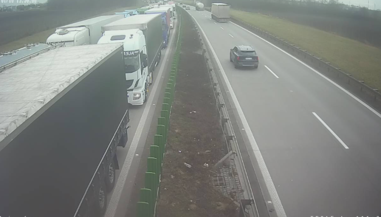 Ogromny korek po wypadku busa i ciężarówki na autostradzie A4