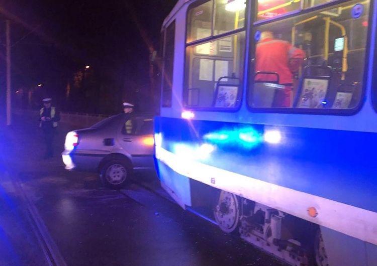 Auto zderzyło się z tramwajem na Olszewskiego. Jedna osoba ranna [ZDJĘCIA]