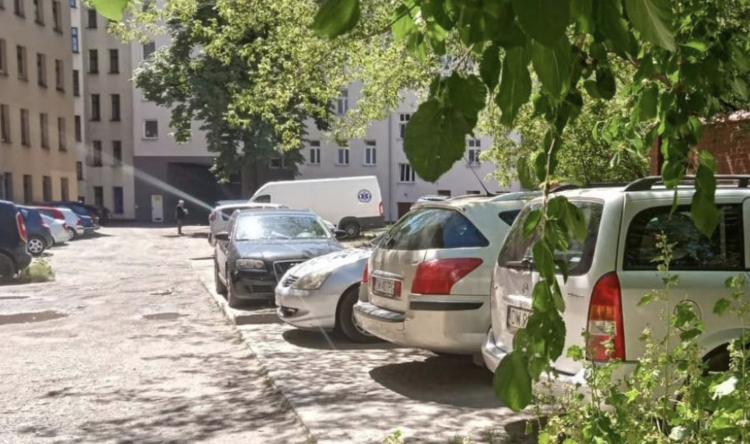 Remont podwórka na Nadodrzu. Nowe oświetlenie i wymiana nawierzchni
