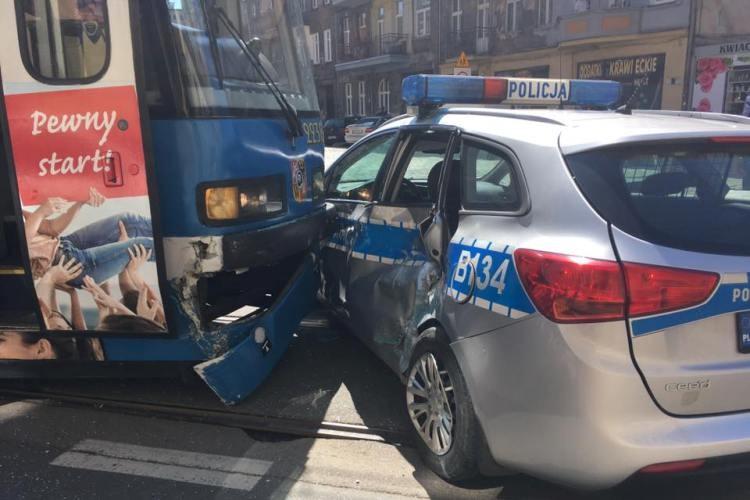 Radiowóz wjechał pod tramwaj na Nowowiejskiej. Dwóch policjantów rannych