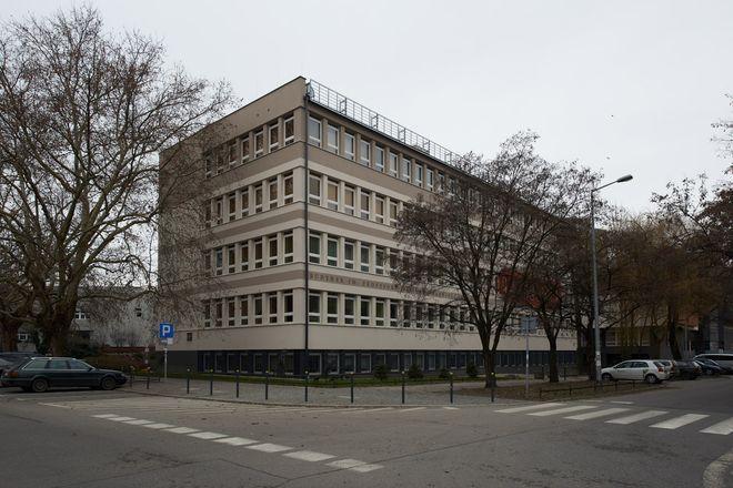 Źle zaparkował auto, chodnikiem uciekał przed strażnikami i wreszcie uderzył w inny samochód