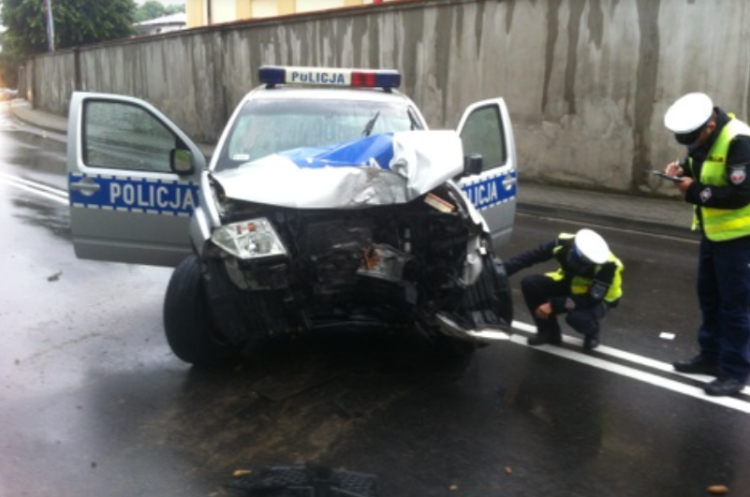 Pijany kierowca zderzył się z radiowozem. Dwaj policjanci trafili do szpitala