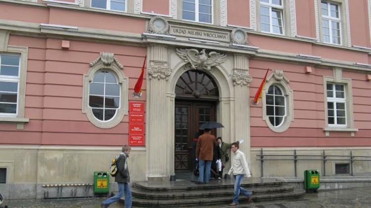 Wrocław: urząd miejski i ZDiUM dziś czynne krócej niż zwykle