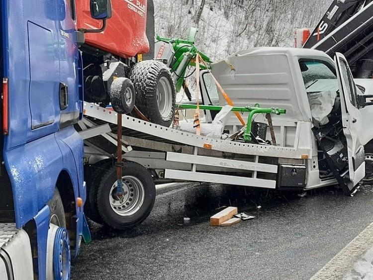 Tragedia na drodze Wrocław - Kudowa. Kierowca tira zasłabł. Nie żyje
