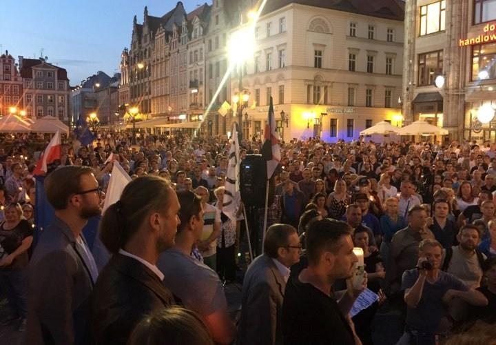 Tłumy pod gmachem sądu. Kolejny łańcuch światła we Wrocławiu [ZDJĘCIA, WIDEO]