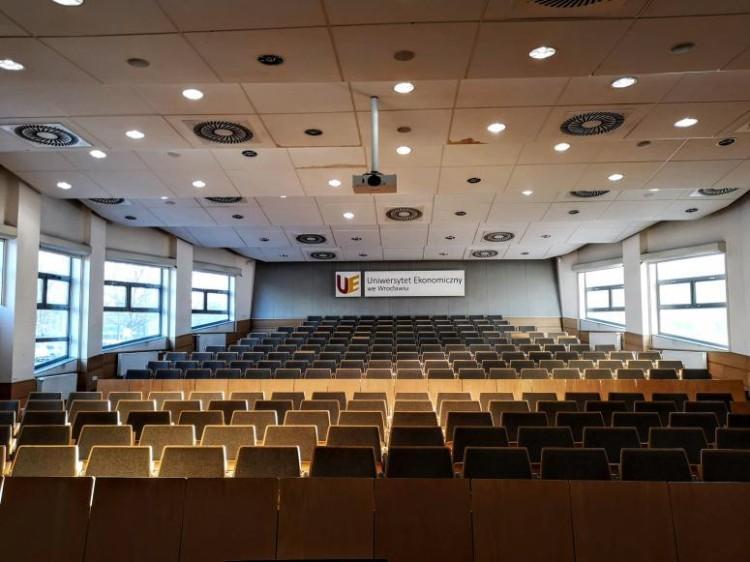 Na Uniwersytecie Ekonomicznym wykładowca ma prawo wyprosić studenta z objawami grypy