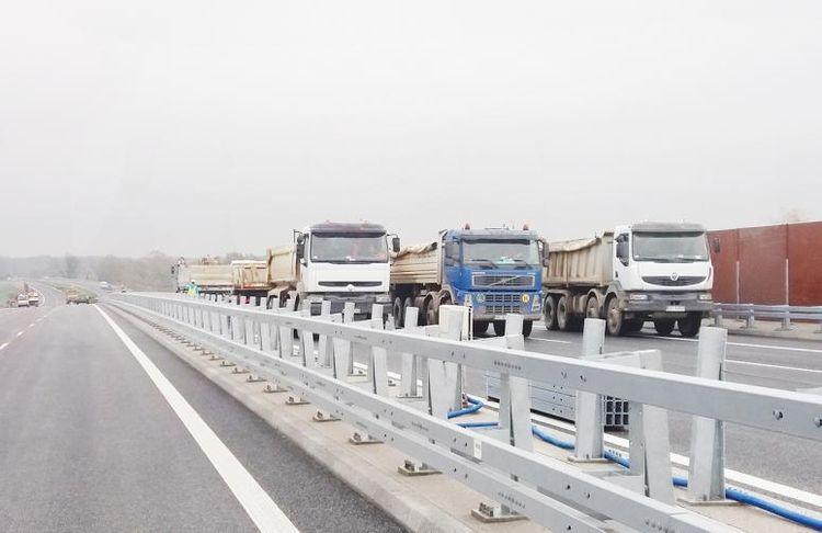 Trzy ciężarówki zderzyły się na trasie Wrocław – Świdnica