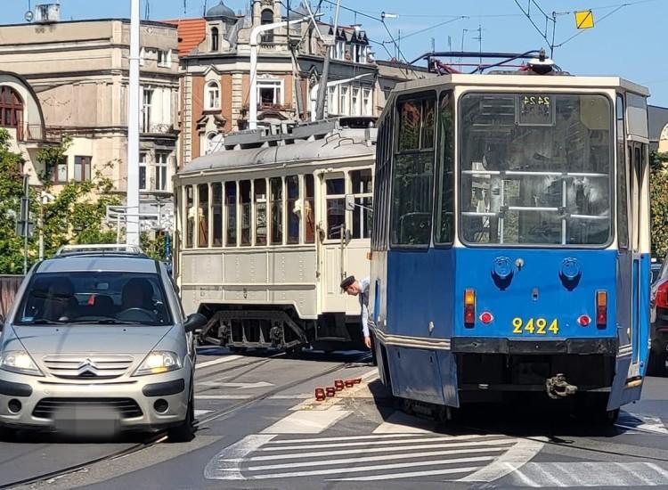 Zabytkowy tramwaj zablokował ruch na moście Uniwersyteckim