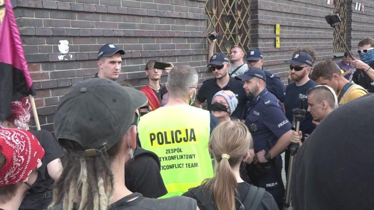 „Policja znów zabiła”. Protest anarchistów przed komendą we Wrocławiu [WIDEO, ZDJĘCIA]