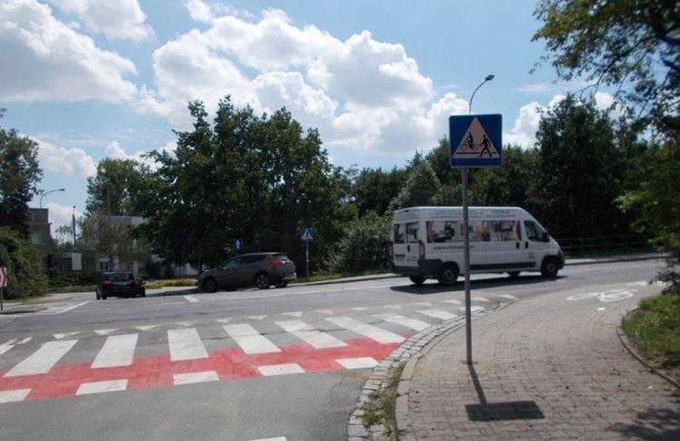 Wymiana nawierzchni na jednej z głównych ulic na Psim Polu. Spore korki w okolicy