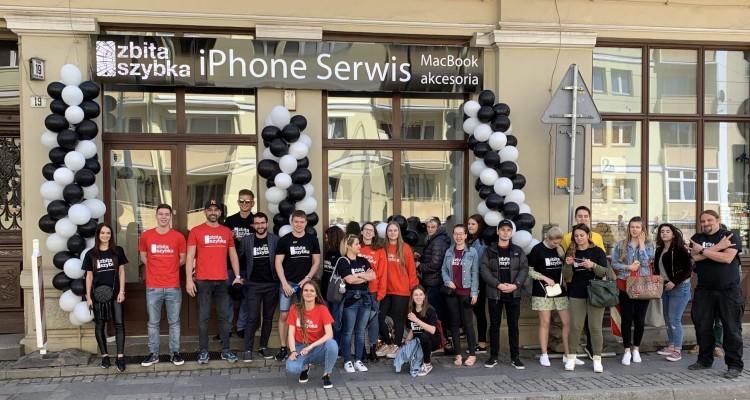 Naprawa iPhone – dlaczego warto zaufać specjalistom ze ZbitaSzybka.pl?