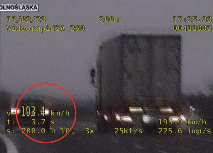 Pędził na ekspresówce pod Wrocławiem prawie 200 km/h. Jest nagranie