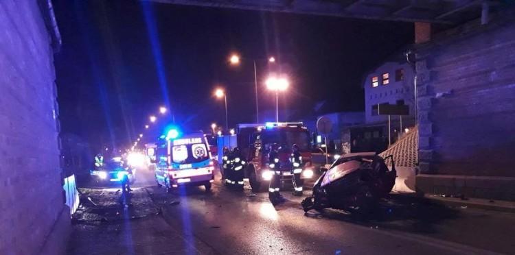 Samochód uderzył w wiadukt. Jedna osoba wypadła z auta, druga była w nim uwięziona