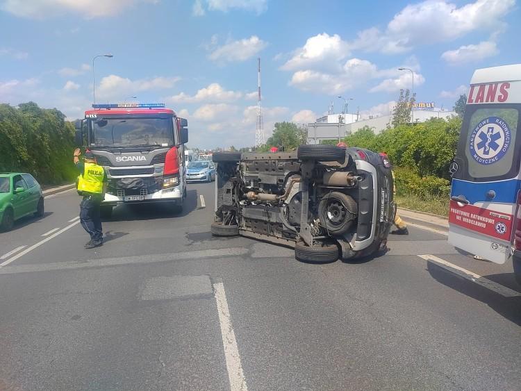 Wrocław: Wypadek na Gądowiance. Auto przewróciło się na bok. Uwaga na korki!