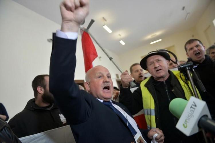 Skazany za spalenie kukły Żyda nadaje z więzienia. „Dochodzą mnie słuchy, że skończę jak Lepper”