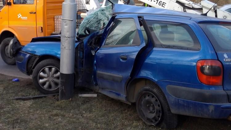 Wypadek na Długiej. Auto zatrzymało się na słupie [ZDJĘCIA]