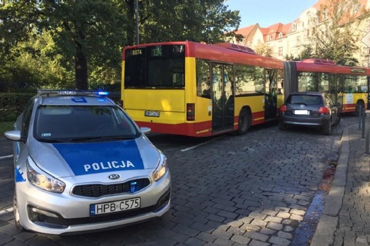 Kolizja autobusu z samochodem na pl. Powstańców Śląskich. Są ranni [ZDJĘCIA]