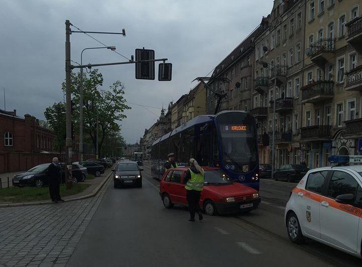 Zderzenie tramwaju z samochodem. Ranna obywatelka Francji