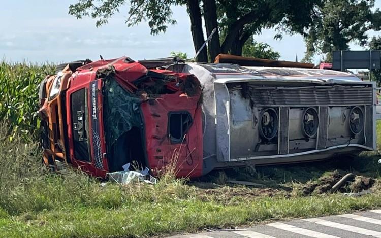 Dwie osoby ranne w poważnym wypadku cysterny i busa [ZDJĘCIA]