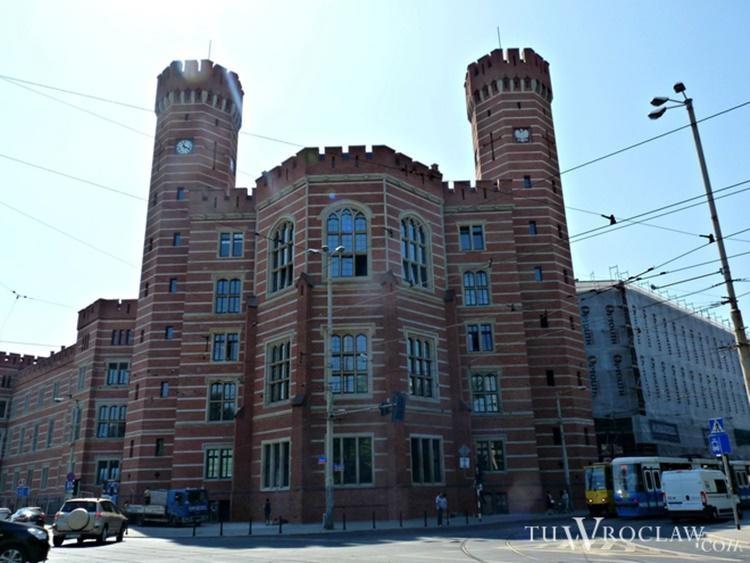 Wrocław: 58-latek zatrzymany za oszustwa przy sprzedaży mieszkań. Naraził ofiary na stratę 900 tys. złotych
