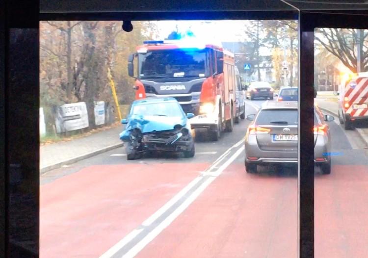Wrocław: Wypadek na Krzemienieckiej. Auto uderzyło w latarnię, kierowca poszukiwany