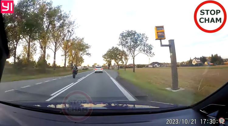 Motocyklista mknie na jednym kole tuż przed fotoradarem [ZOBACZ WIDEO]
