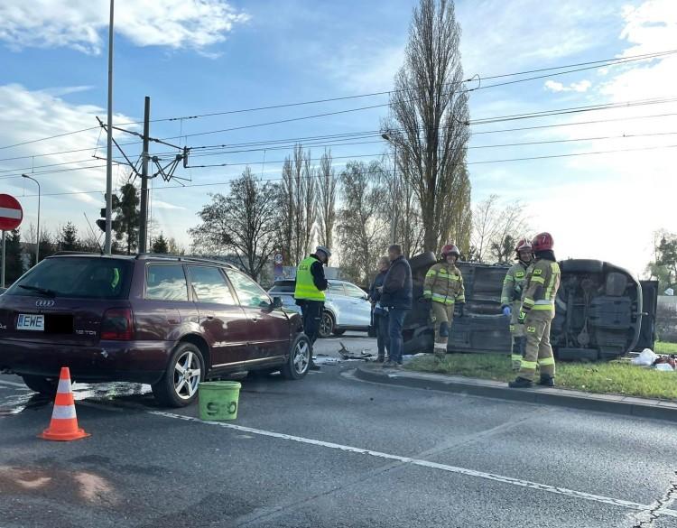 Wrocław: Wypadek trzech aut na Lotniczej. Człowiek zakleszczony w samochodzie