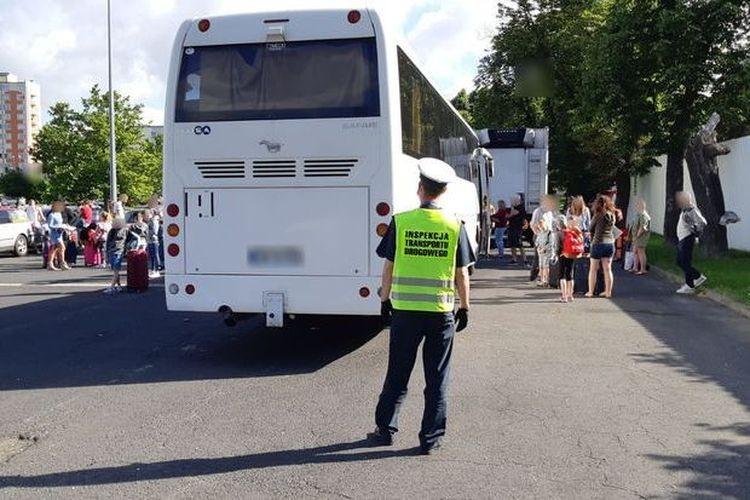 Uszkodzony autokar miał zawieźć dzieci nad morze [ZDJĘCIA]