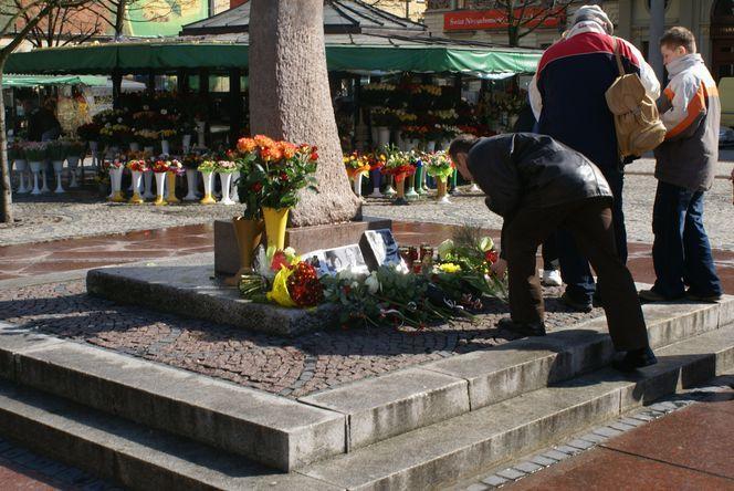 Wrocławianie spontanicznie oddają cześć ofiarom