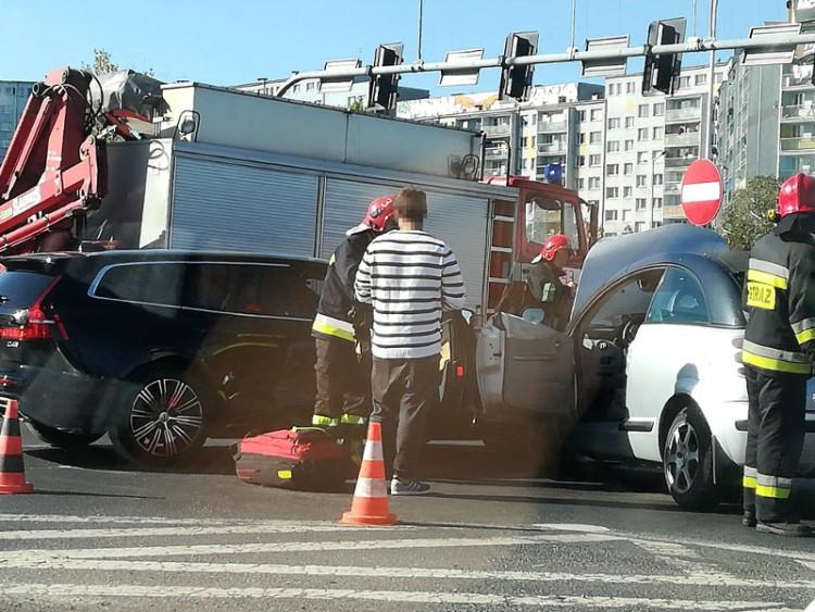 Kolizja na Armii Krajowej. Wjechała na skrzyżowanie na czerwonym świetle [ZDJĘCIA]