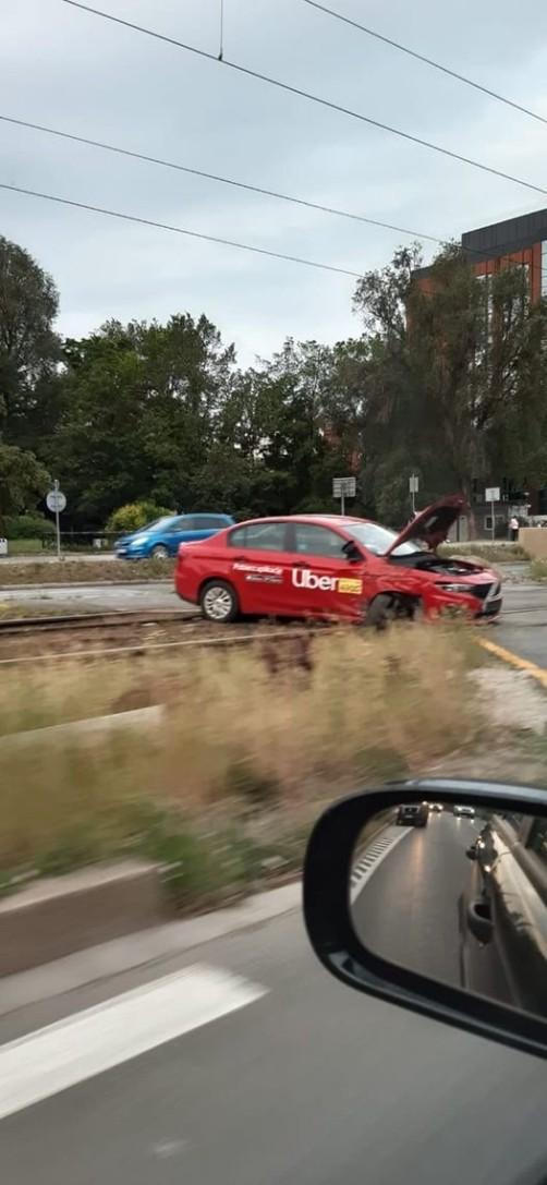 Wrocław: Autobus MPK zderzył się z autem Ubera. Jedna osoba w szpitalu