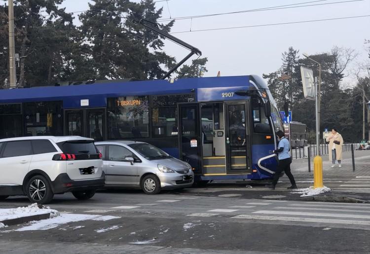 Kraksa tramwaju z osobówką. Na miejscu są już służby