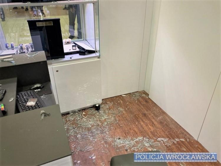 Wrocław: 35-latek napadł na sklep. Zażądał pieniędzy i złotych zegarków
