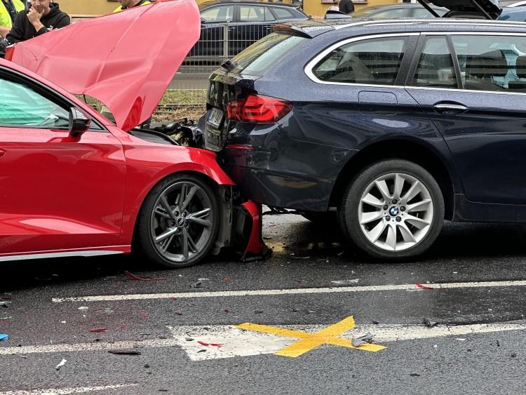 Wypadek w centrum Wrocławia. Trzy auta rozbite, są spore korki