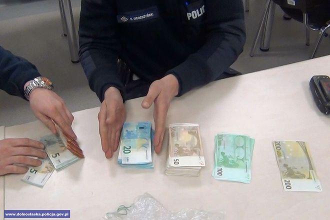Obcokrajowiec zgubił pod Wrocławiem 10 tysięcy euro. Wiemy, kto znalazł te pieniądze