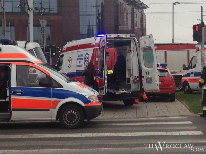 Dwie osoby ranne po zderzeniu tramwaju z autem na placu Dominikańskim