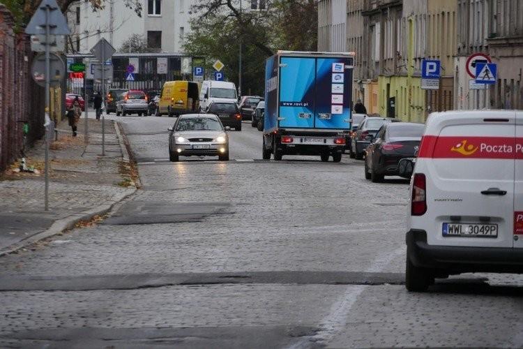 Śnieg zniknął wraz z asfaltem. Najbardziej dziurawe ulice we Wrocławiu!