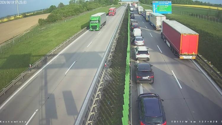 Bus uderzył w auto obsługi autostrady A4. Ranna jedna osoba
