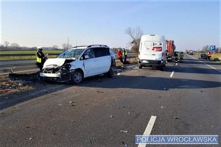 Wypadek na wyjeździe z Leśnicy. Kierowca ranny