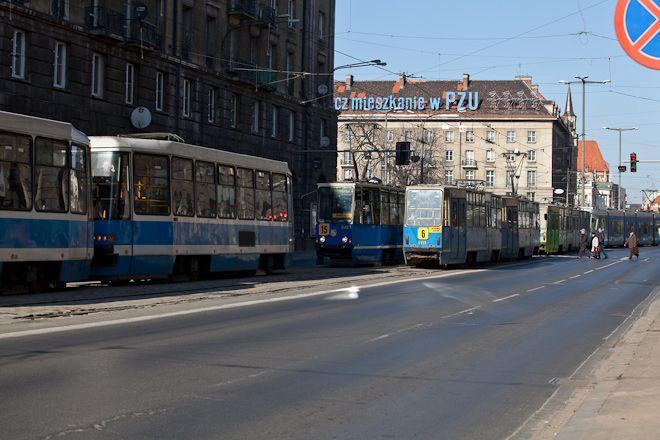 Z nożem i szpachelką napadł na przechodniów na ulicy Świdnickiej