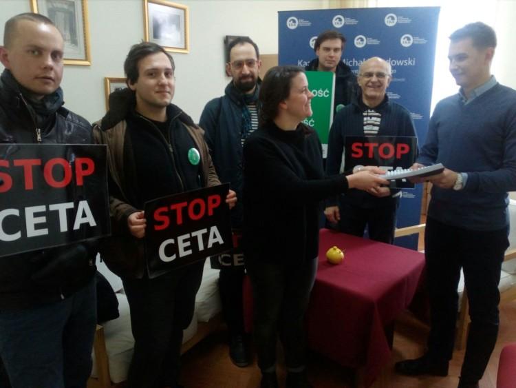 Odwiedzili wrocławskich europosłów, bo nie chcą CETA
