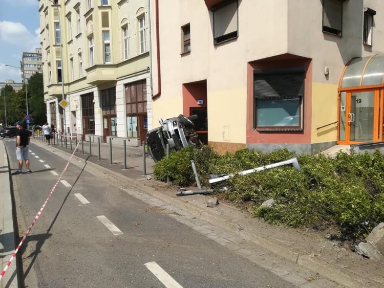 Dachowanie przy Legnickiej. Auto roztrzaskało się o budynek [ZDJĘCIA]