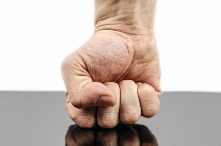 Rozbój na Jastrzębiej. 29-latek przyłożył przechodniowi do szyi rozbitą butelkę
