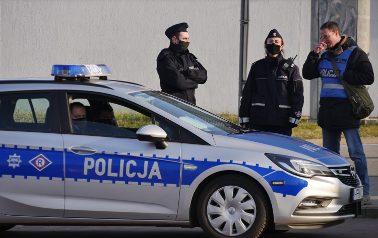 Policyjna eskorta mężczyzny, który przewoził ranne dziecko