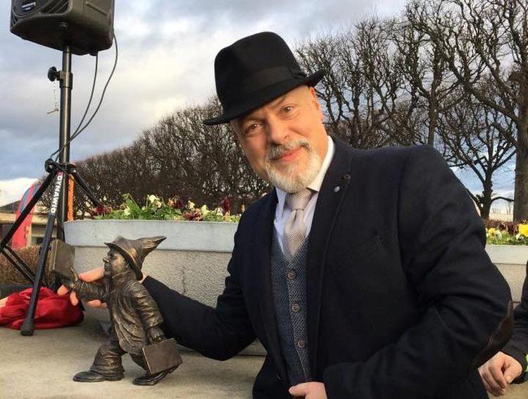 Nowy krasnal we Wrocławiu. W hołdzie dla twórczości Marka Krajewskiego