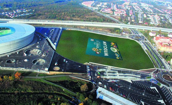 Dziurę przy stadionie przykryje gigantyczny baner z reklamą... [WIZUALIZACJE]
