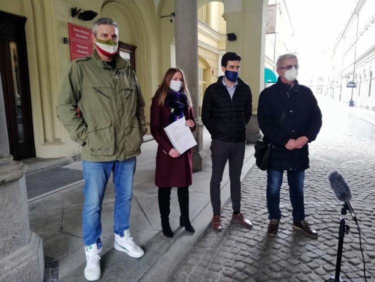 Wojna w Radzie Miejskiej Wrocławia. „Czas odwołać marionetkę Sutryka i Schetyny”