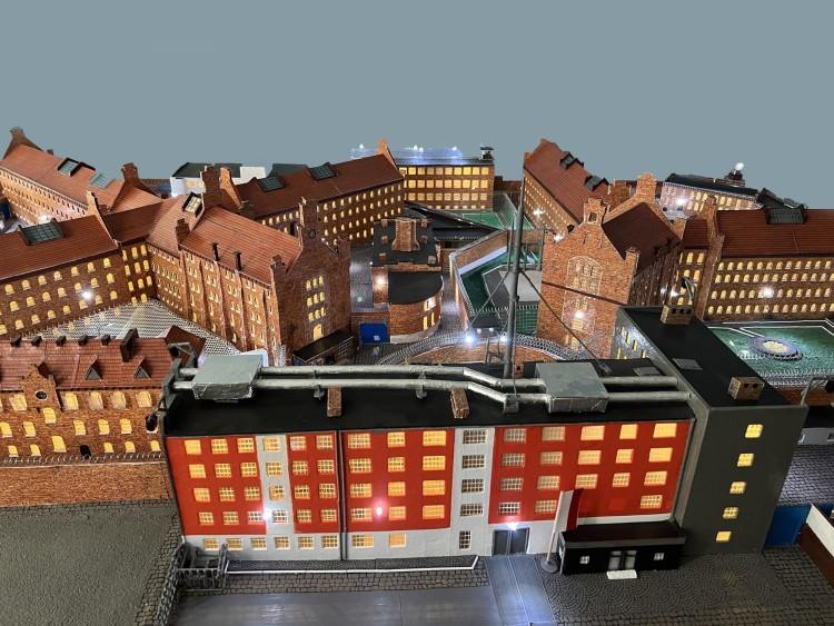Wrocław: Więźniowie odrestaurowali makietę zakładu karnego przy Kleczkowskiej