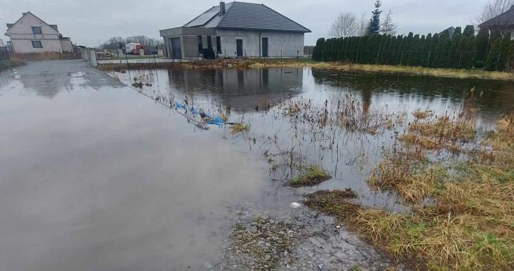 Coraz groźniej pod Wrocławiem. Woda zalewa podwórka
